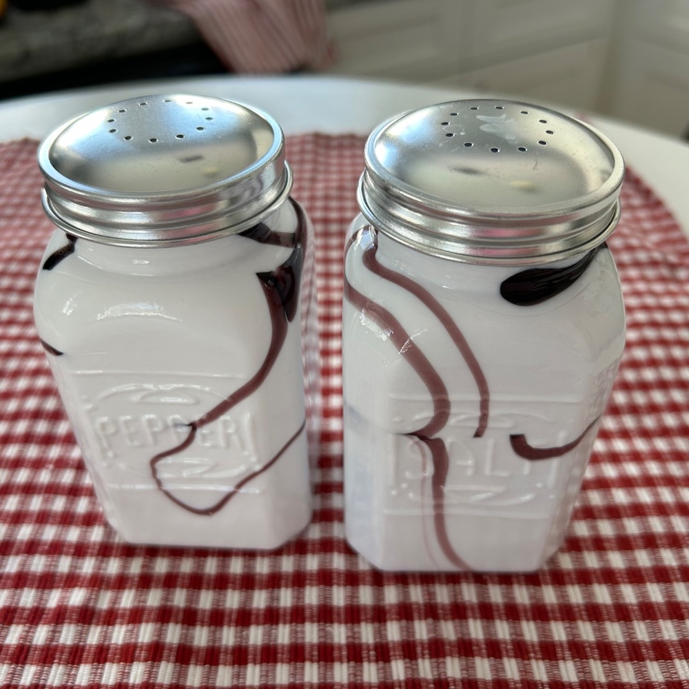 Retro New Salt & Pepper Range Top Shakers Slag Glass Style White w Wine Swirls - Picture 3 of 4